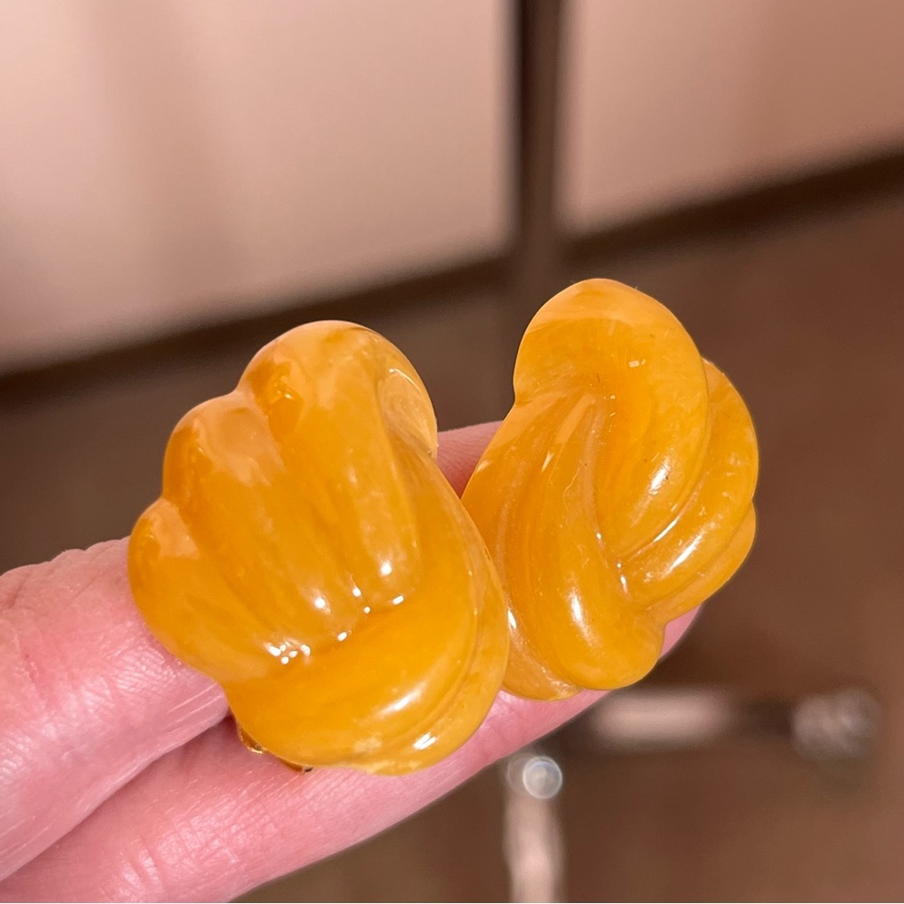 Vintage Retro Deco Lucite Plastic Oversized Amber colored Knot Clip Earrings - Picture 8 of 15